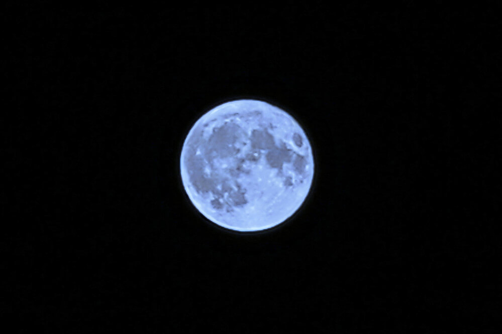 26060201blauwemaan