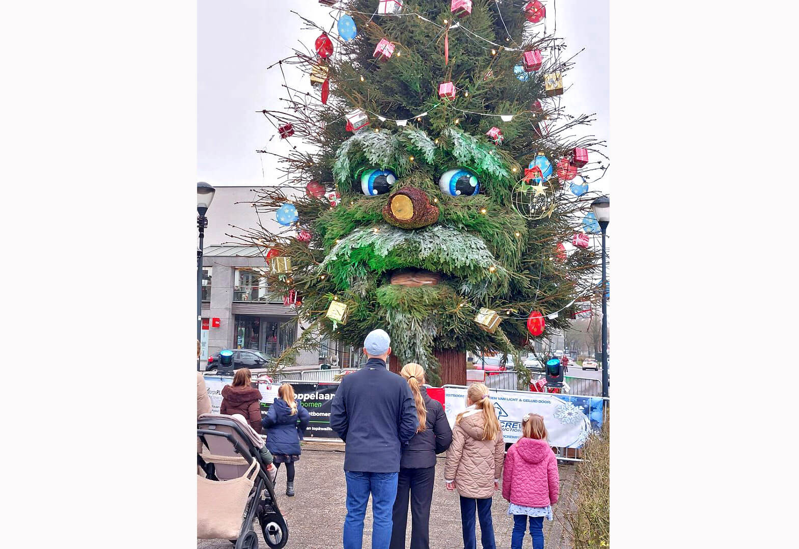 24122903sprekendekerstboom2