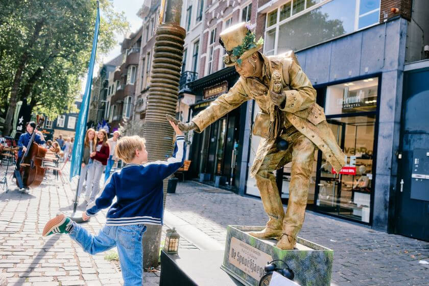 26090702livingstatues2